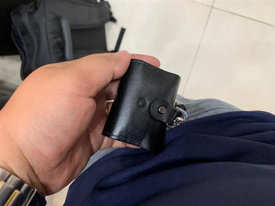 Khách hàng review Túi đựng AirPods Pro Nhựa dẻo PU kèm móc JM PL07 3