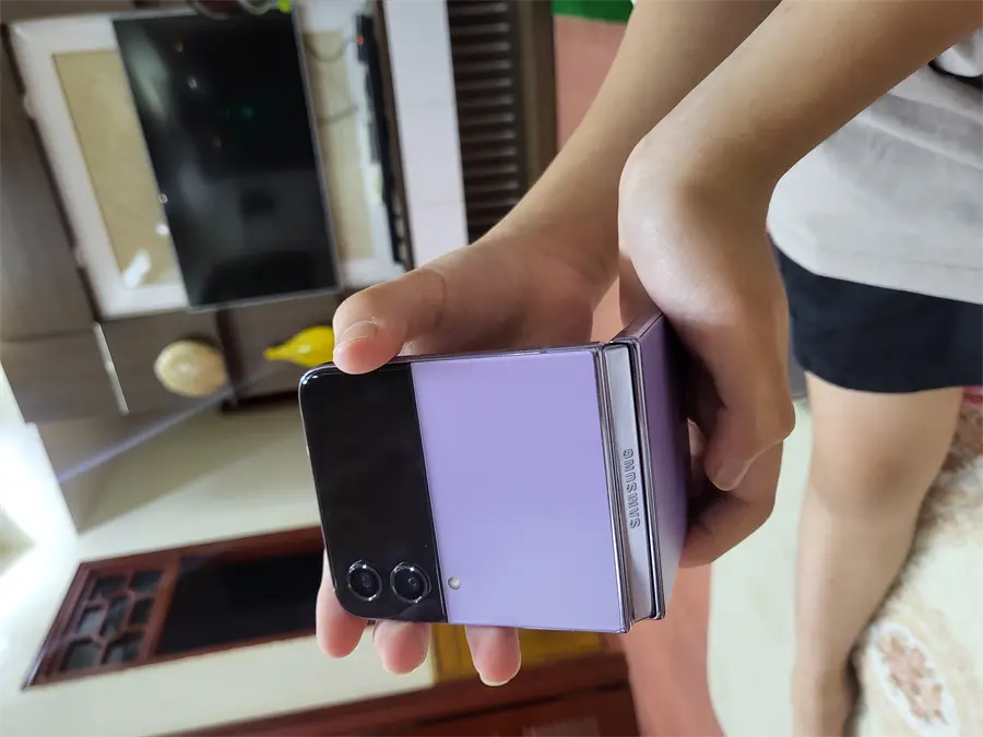 Khách hàng review Ốp lưng nắp gập Galaxy Z Flip4 Nhựa dẻo kèm vòng đeo Samsung Chính hãng 4