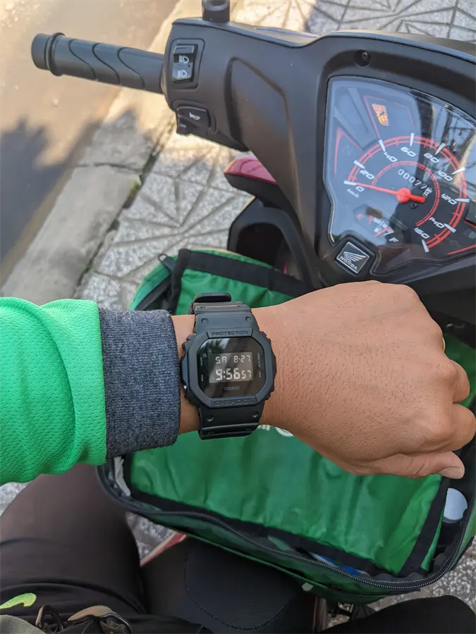 Khách hàng review Đồng hồ G-SHOCK 5600 48.9 x 42.8 mm Nam DW-5600BB-1DR 6