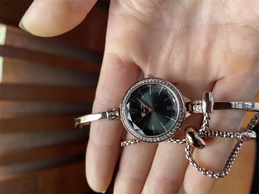 Khách hàng review Đồng hồ ELIO Nàng Thơ 26 mm Nữ ES040-01 1