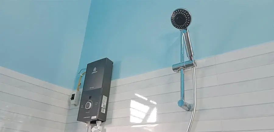 Khách hàng review Máy nước nóng trực tiếp Ariston 4500W AURES PREMIUM  4.5P 17