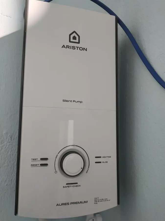 Khách hàng review Máy nước nóng trực tiếp Ariston 4500W AURES PREMIUM 4.5P PEARL 26
