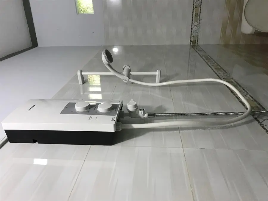 Khách hàng review Máy nước nóng trực tiếp Panasonic 4500W DH-4RL1VW 11