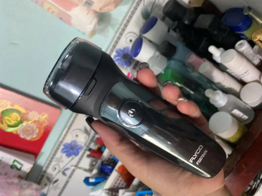 Khách hàng review Máy cạo râu khô và ướt Flyco FS879VN 1