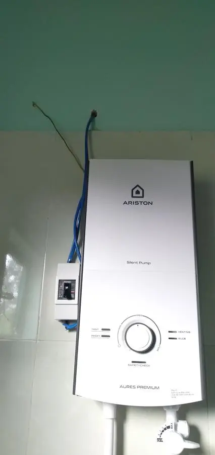 Khách hàng review Máy nước nóng trực tiếp Ariston 4500W AURES PREMIUM 4.5P PEARL 25