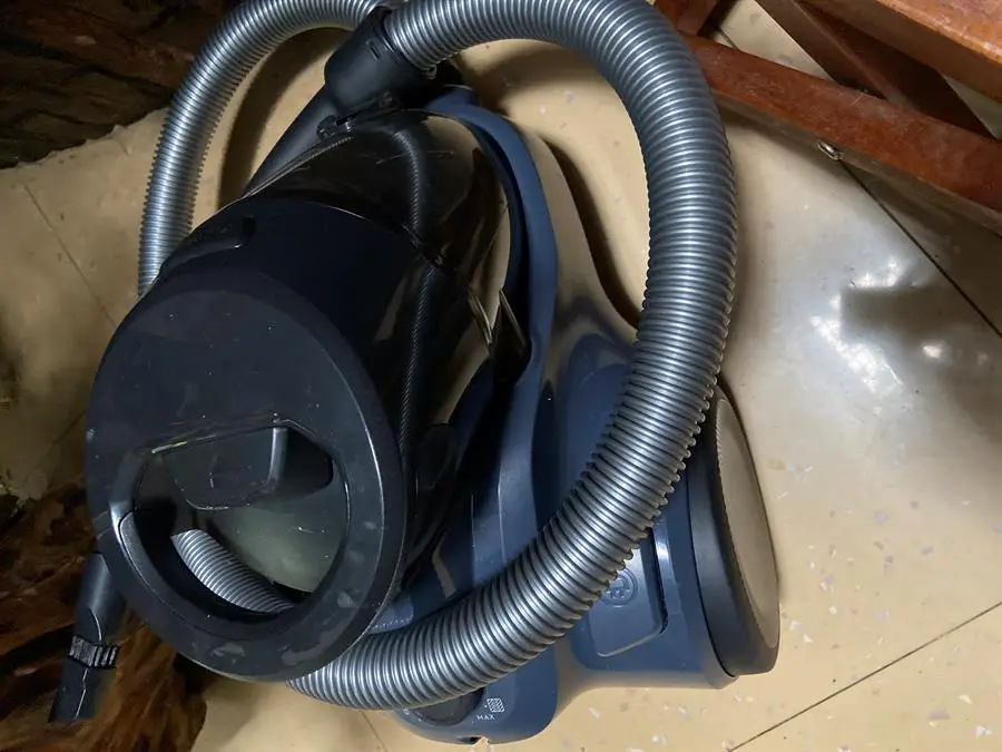 Khách hàng review Máy hút bụi dạng hộp Electrolux EC41-2DB 2