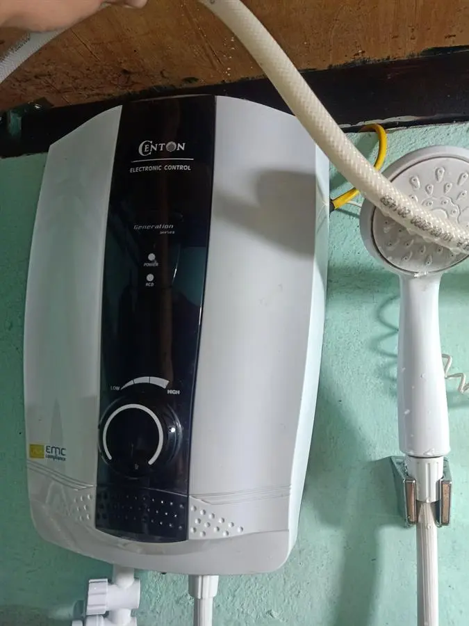 Khách hàng review Máy nước nóng trực tiếp Centon 4500W WH8338E EMC 1