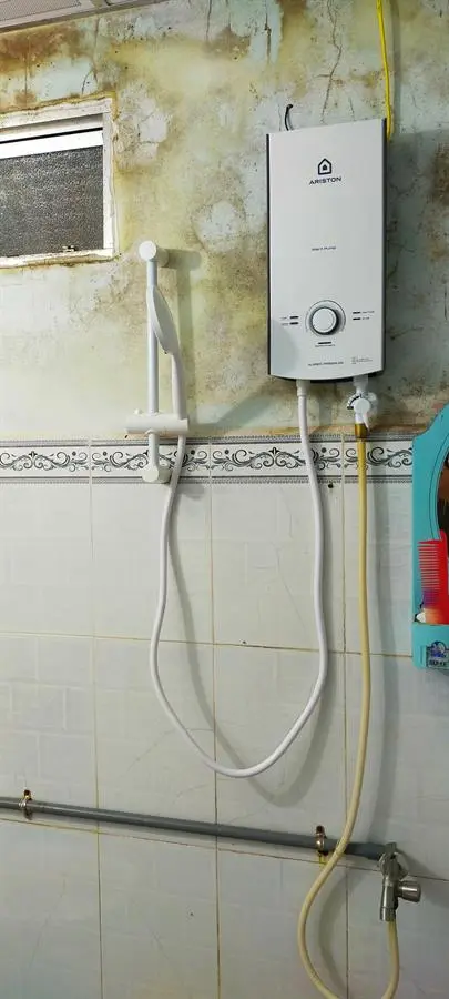 Khách hàng review Máy nước nóng trực tiếp Ariston 4500W AURES PREMIUM 4.5P PEARL 23