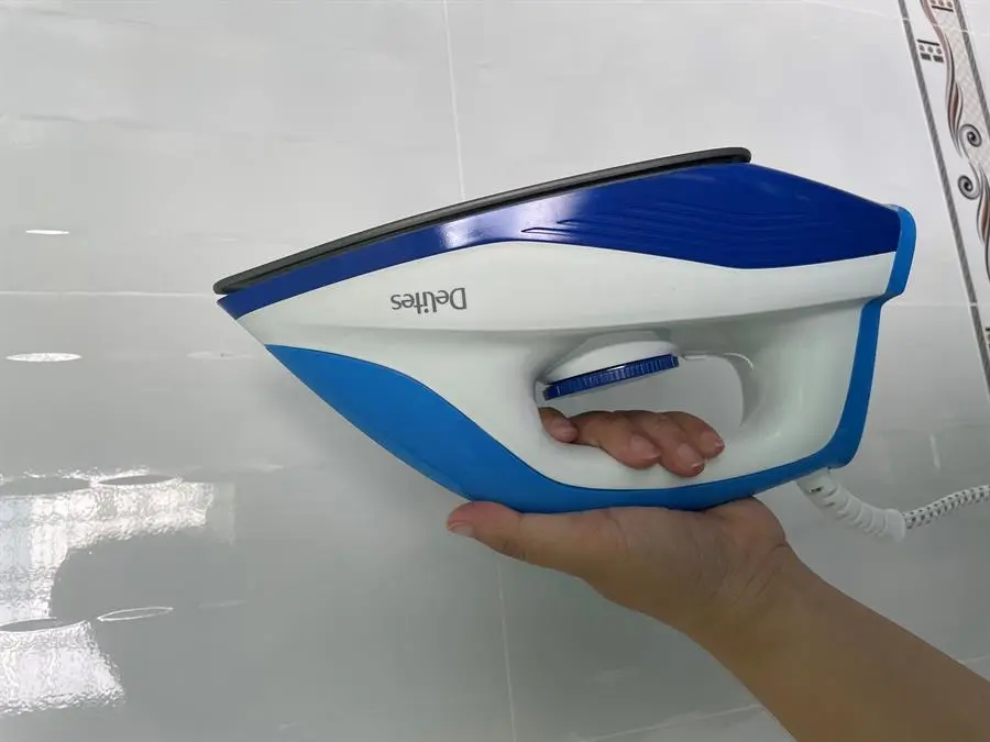 Khách hàng review Bàn ủi khô Delites HJ-8057B 1300W 4