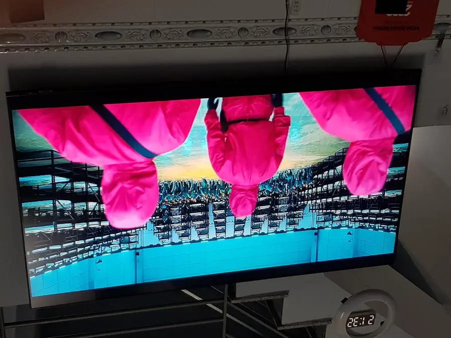 Khách hàng review Smart Tivi Samsung 4K Crystal UHD 65 inch UA65AU8100 35