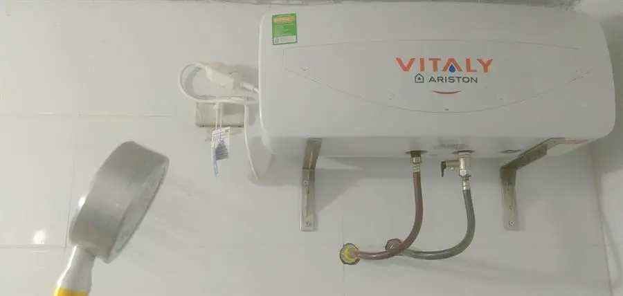 Khách hàng review Máy nước nóng gián tiếp Ariston 20 lít 2500W VITALY 20 SLIM 2.5 FE 17
