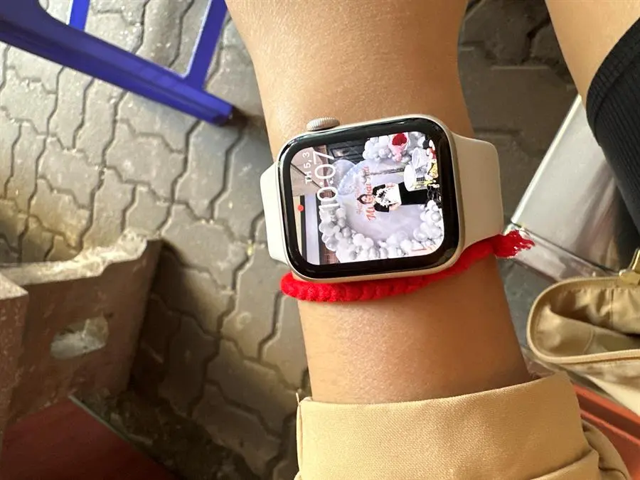 Khách hàng review Đồng hồ thông minh Apple Watch SE 2022 GPS   Cellular 40mm viền nhôm dây thể thao 4