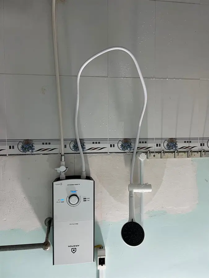 Khách hàng review Máy nước nóng trực tiếp Ariston 4500W AURES PREMIUM 4.5P PEARL 22