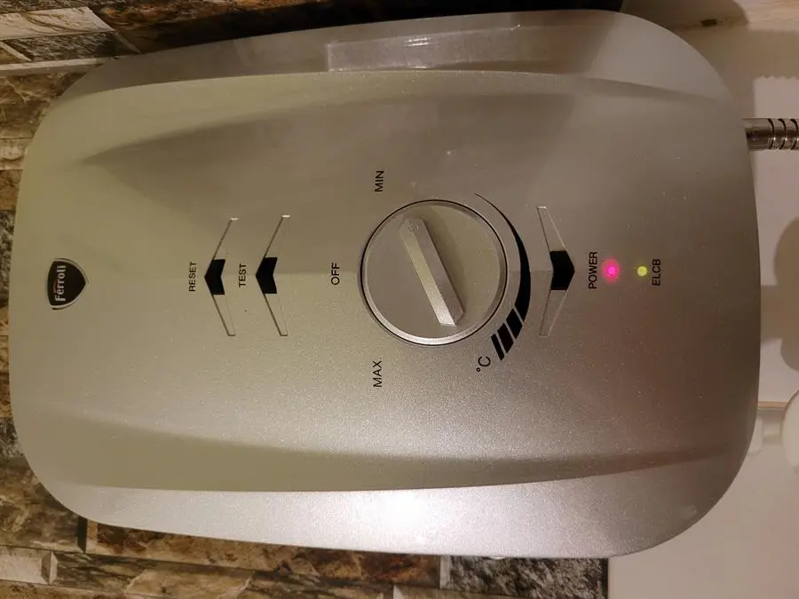 Khách hàng review Máy nước nóng trực tiếp Ferroli 4500W MIDO-MSN 4.5S 11