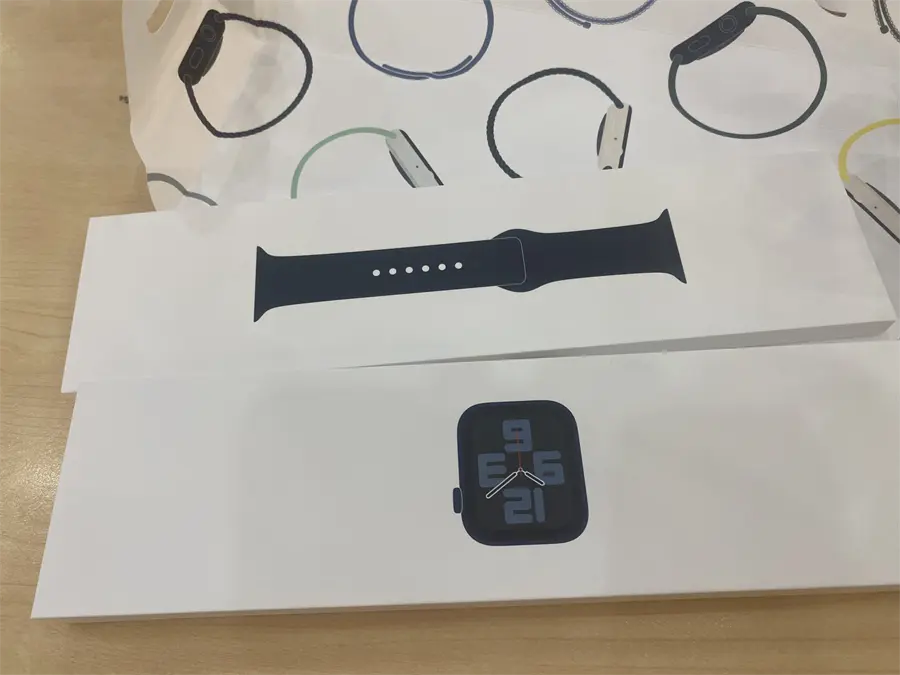 Khách hàng review Đồng hồ thông minh Apple Watch SE 2022 GPS 44mm viền nhôm dây thể thao 17