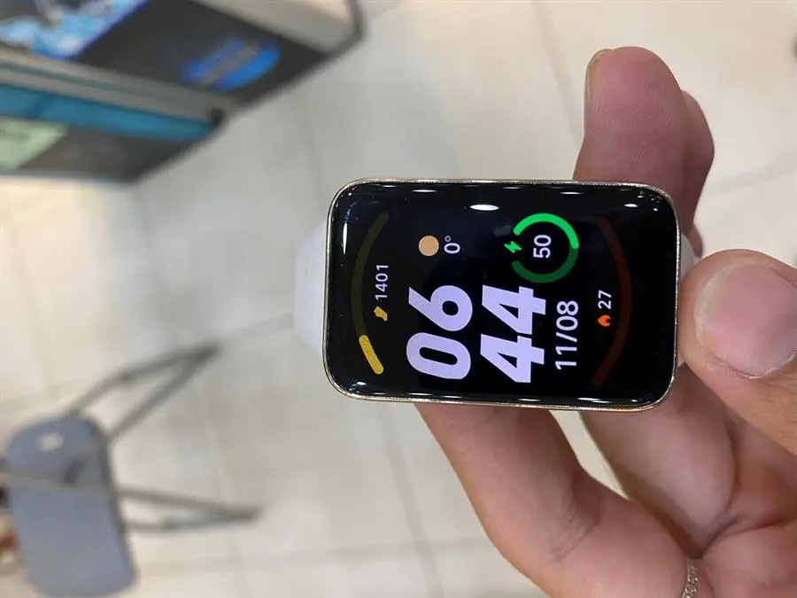 Khách hàng review Vòng đeo tay thông minh Mi Band 7 Pro Trắng 2