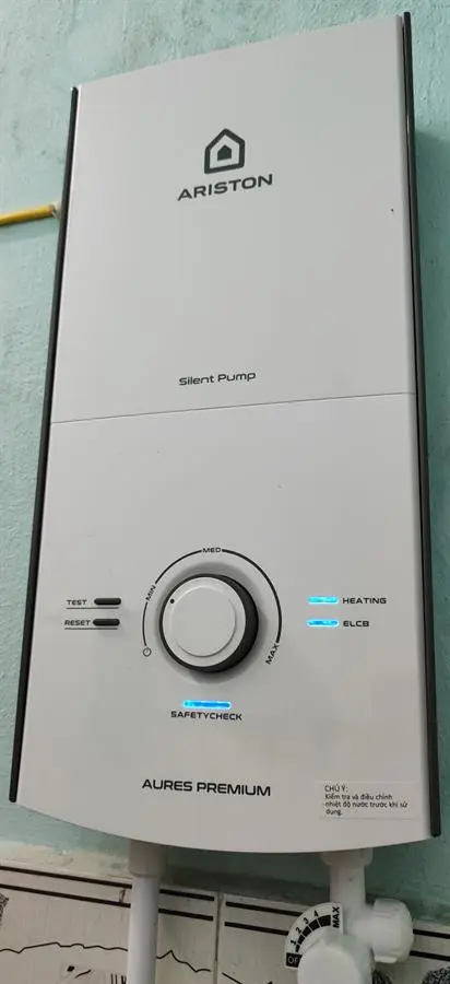 Khách hàng review Máy nước nóng trực tiếp Ariston 4500W AURES PREMIUM 4.5P PEARL 20