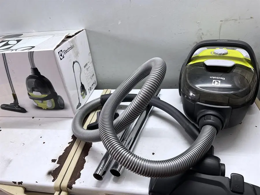 Khách hàng review Máy hút bụi dạng hộp Electrolux Z1231 8