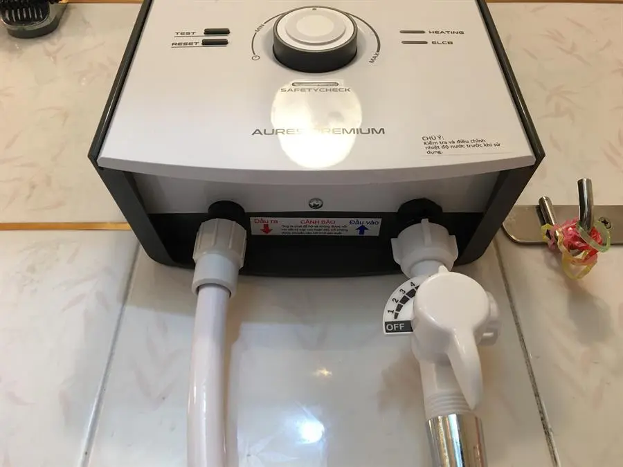 Khách hàng review Máy nước nóng trực tiếp Ariston 4500W AURES PREMIUM 4.5P PEARL 18