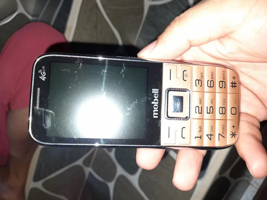 Khách hàng review Điện thoại Mobell M539 4