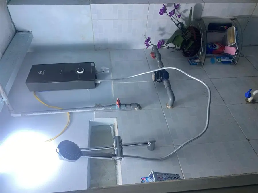 Khách hàng review Máy nước nóng trực tiếp Ariston 4500W AURES PREMIUM  4.5P 13