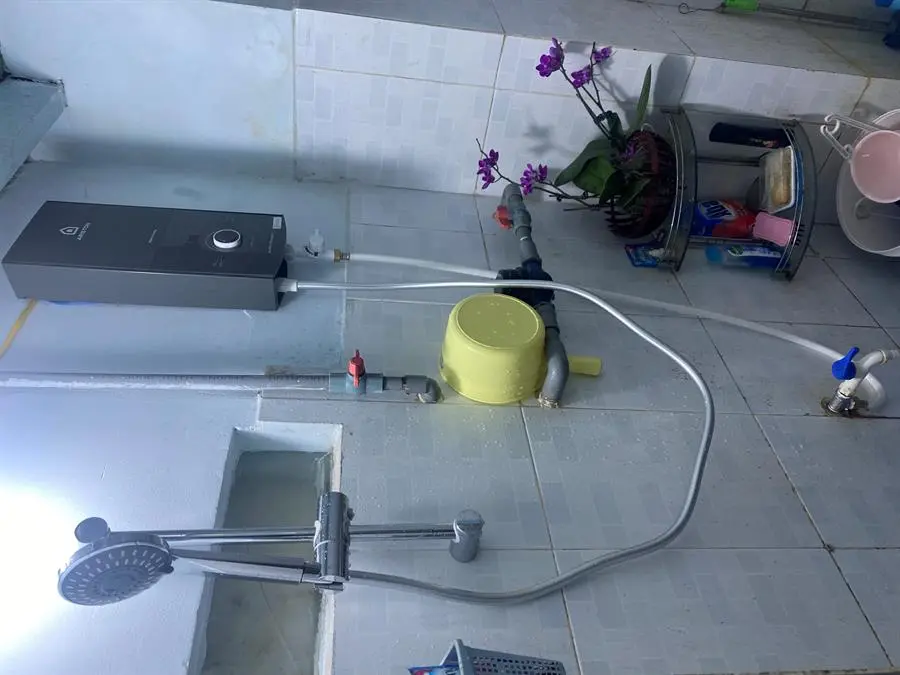Khách hàng review Máy nước nóng trực tiếp Ariston 4500W AURES PREMIUM  4.5P 12