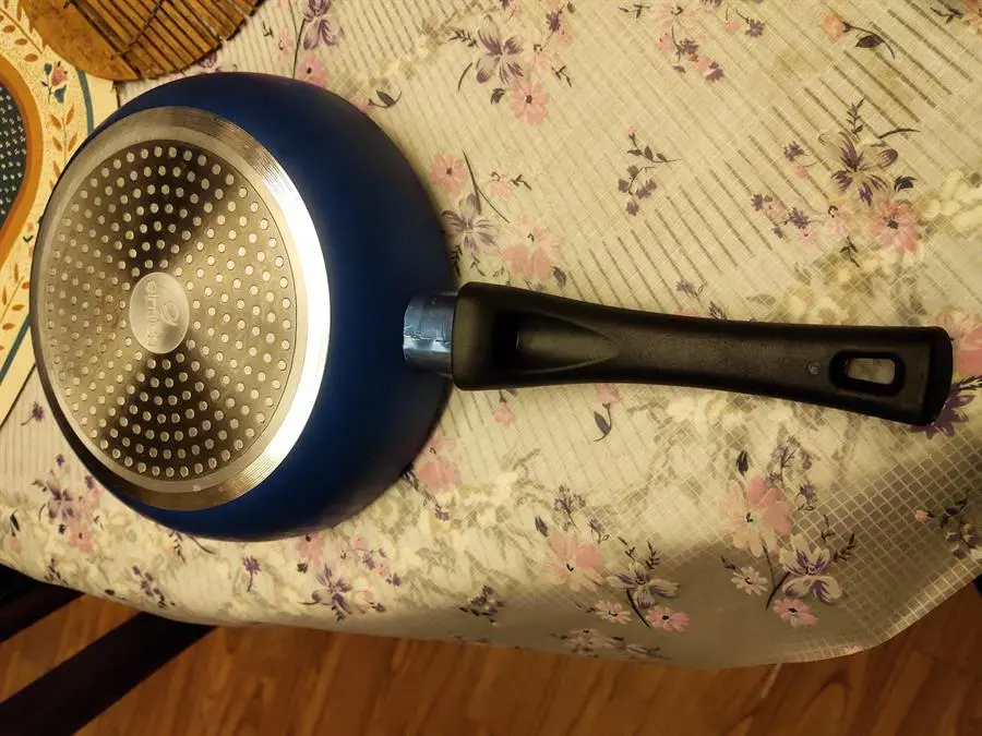 Khách hàng review Chảo nhôm chống dính vân đá đáy từ 20 cm Elmich Colosseum Y1 EL-3718 Xanh dương 16