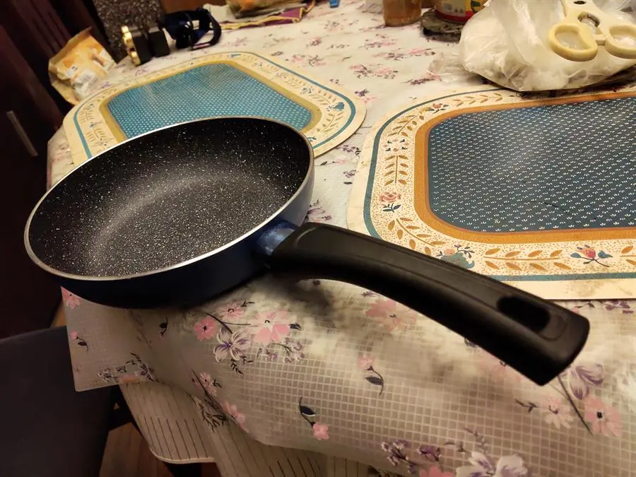 Khách hàng review Chảo nhôm chống dính vân đá đáy từ 20 cm Elmich Colosseum Y1 EL-3718 Xanh dương 15