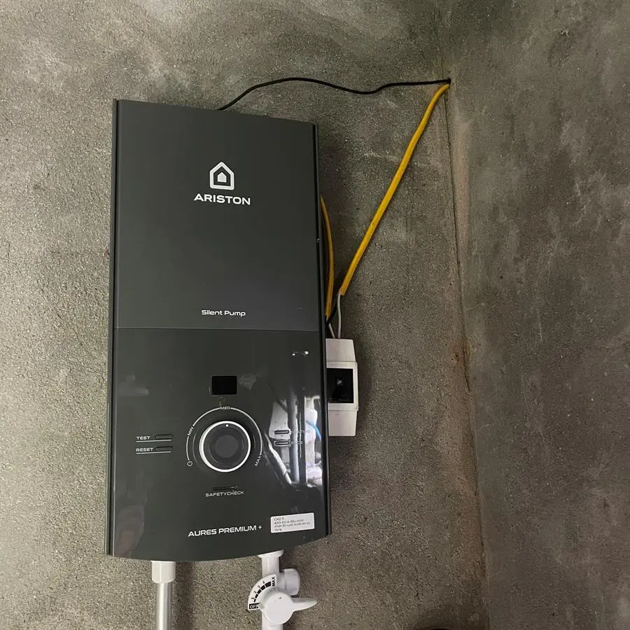 Khách hàng review Máy nước nóng trực tiếp Ariston 4500W AURES PREMIUM  4.5P 10