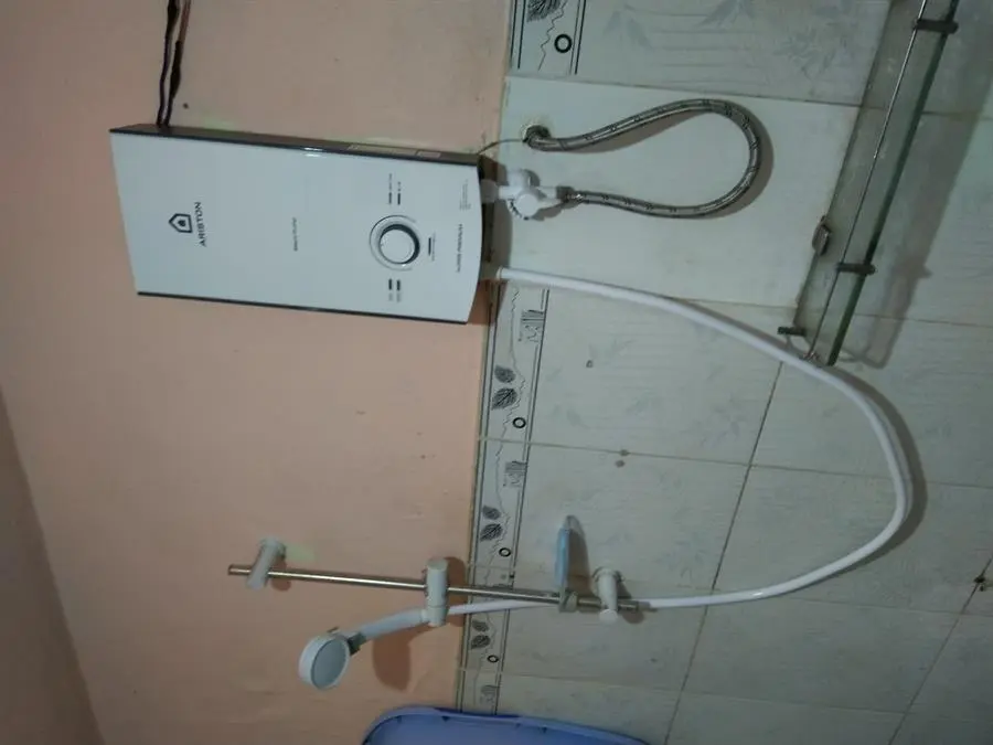 Khách hàng review Máy nước nóng trực tiếp Ariston 4500W AURES PREMIUM 4.5P PEARL 16