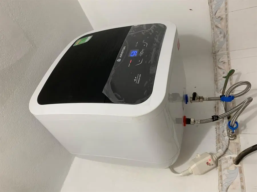 Khách hàng review Máy nước nóng gián tiếp Ariston 30 lít AN2 30 LUX-D AG  2