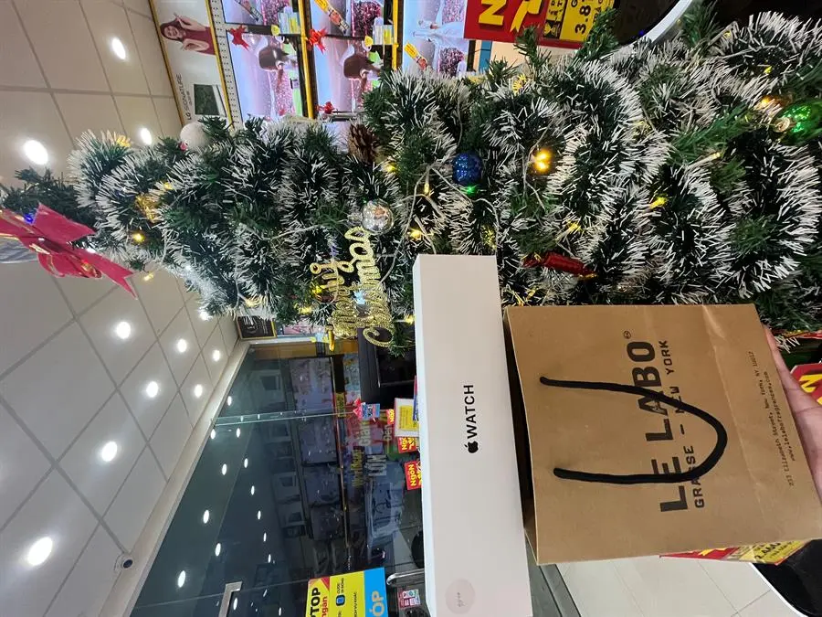 Khách hàng review Đồng hồ thông minh Apple Watch SE 2022 GPS 44mm viền nhôm dây thể thao 12