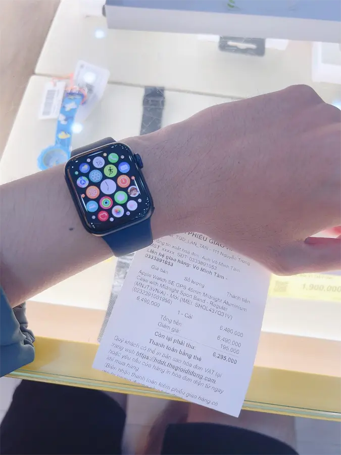 Khách hàng review Đồng hồ thông minh Apple Watch SE 2022 GPS 40mm viền nhôm dây thể thao 17