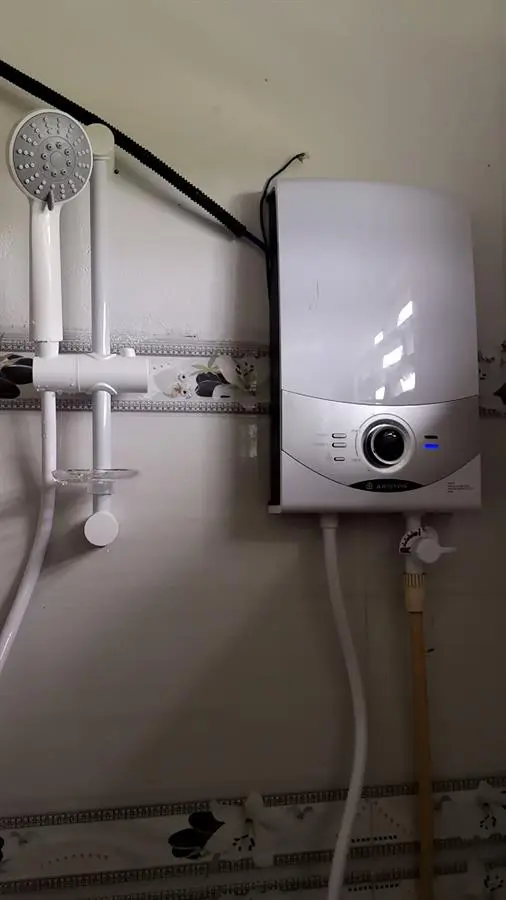 Khách hàng review Máy nước nóng trực tiếp Ariston 4500W Aures SM45PE SBS VN 2