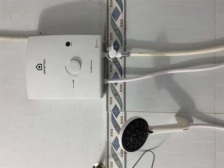 Khách hàng review Máy nước nóng trực tiếp Ariston 4500W AURES EASY 4.5 D 7