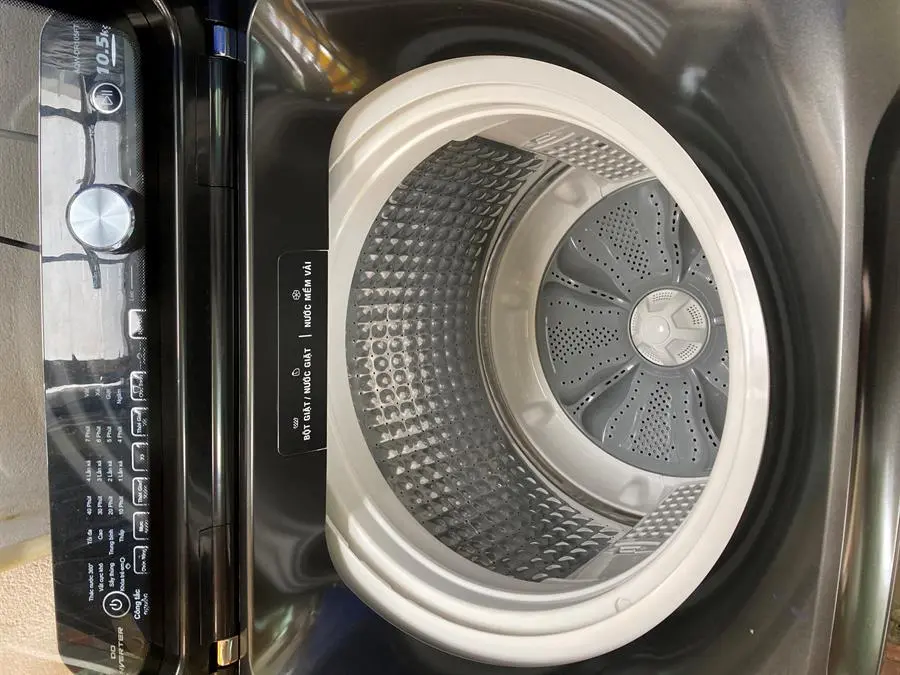 Khách hàng review Máy giặt Aqua Inverter 10.5 KG AQW-DR105FT BK 9
