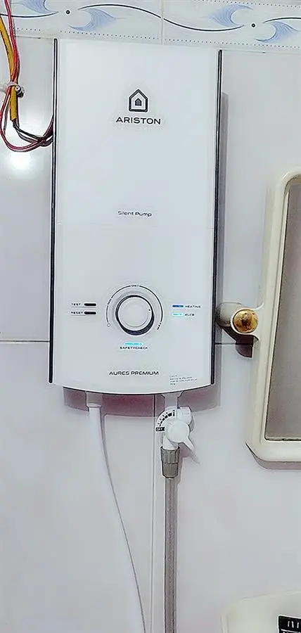 Khách hàng review Máy nước nóng trực tiếp Ariston 4500W AURES PREMIUM 4.5P PEARL 11