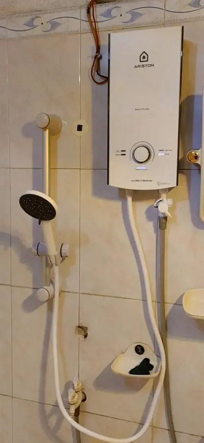 Khách hàng review Máy nước nóng trực tiếp Ariston 4500W AURES PREMIUM 4.5P PEARL 12
