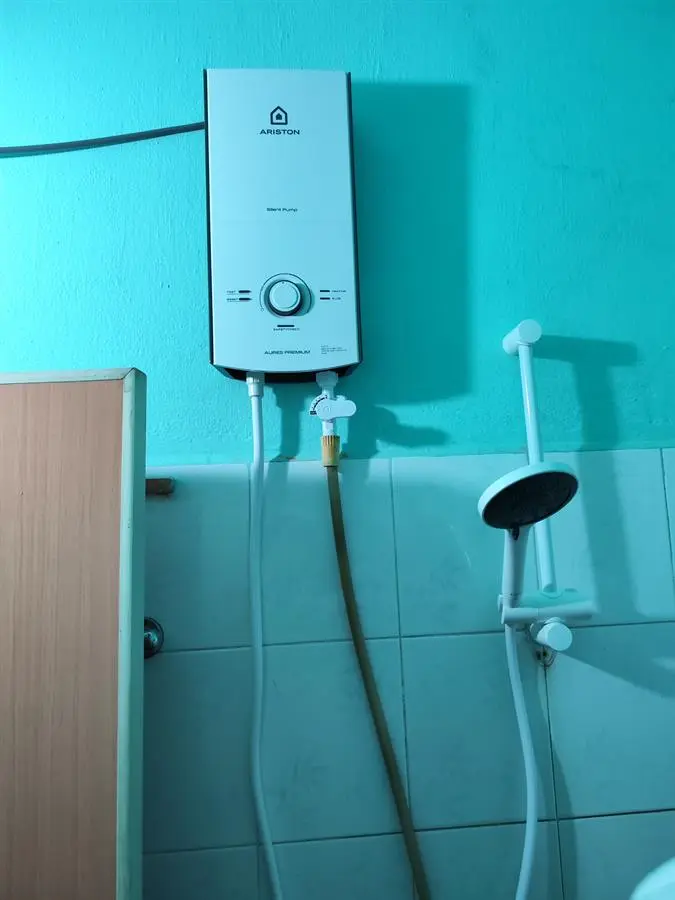 Khách hàng review Máy nước nóng trực tiếp Ariston 4500W AURES PREMIUM 4.5P PEARL 8