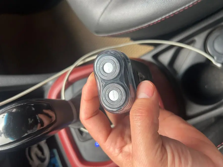 Khách hàng review Máy cạo râu khô Flyco FS187VN 2