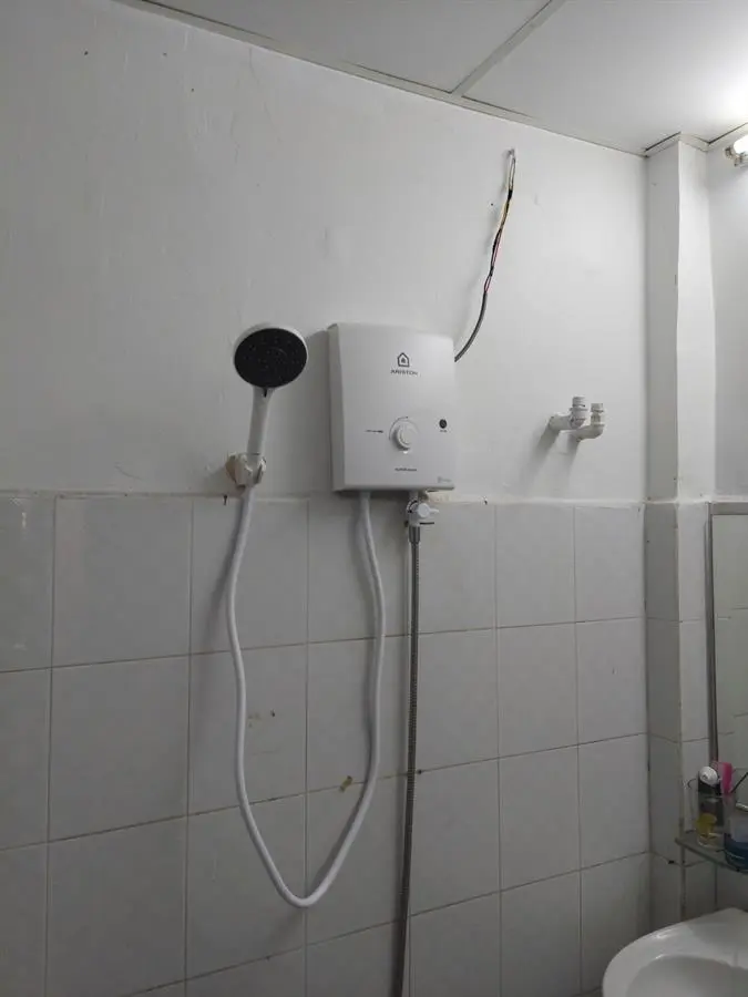 Khách hàng review Máy nước nóng trực tiếp Ariston 4500W AURES EASY 4.5 D 5