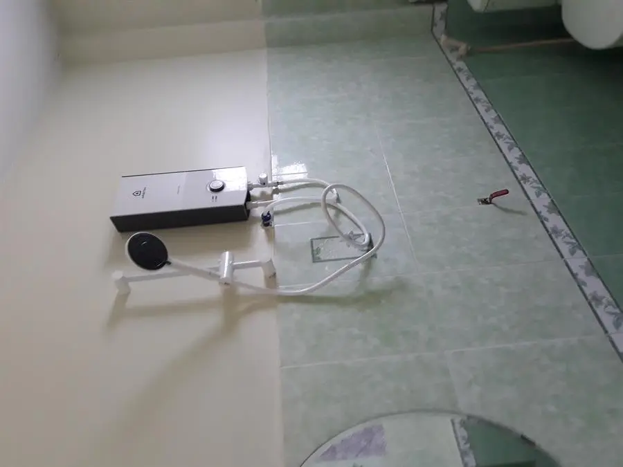 Khách hàng review Máy nước nóng trực tiếp Ariston 4500W AURES PREMIUM 4.5P PEARL 7