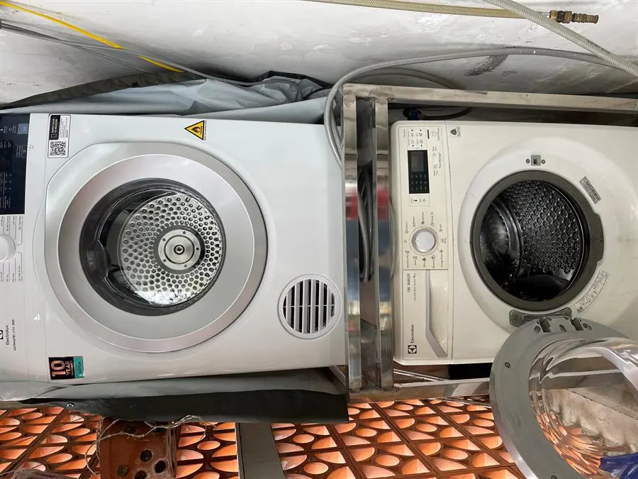 Khách hàng review Máy sấy thông hơi Electrolux UltimateCare 8.5 kg EDV854J3WB 7