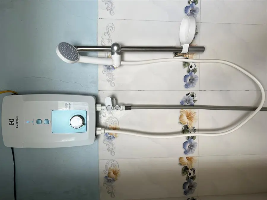 Khách hàng review Máy nước nóng trực tiếp Electrolux 4500W EWE451GX-DWB 5