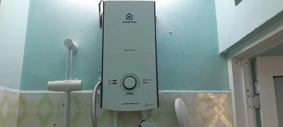 Khách hàng review Máy nước nóng trực tiếp Ariston 4500W AURES PREMIUM 4.5P PEARL 6