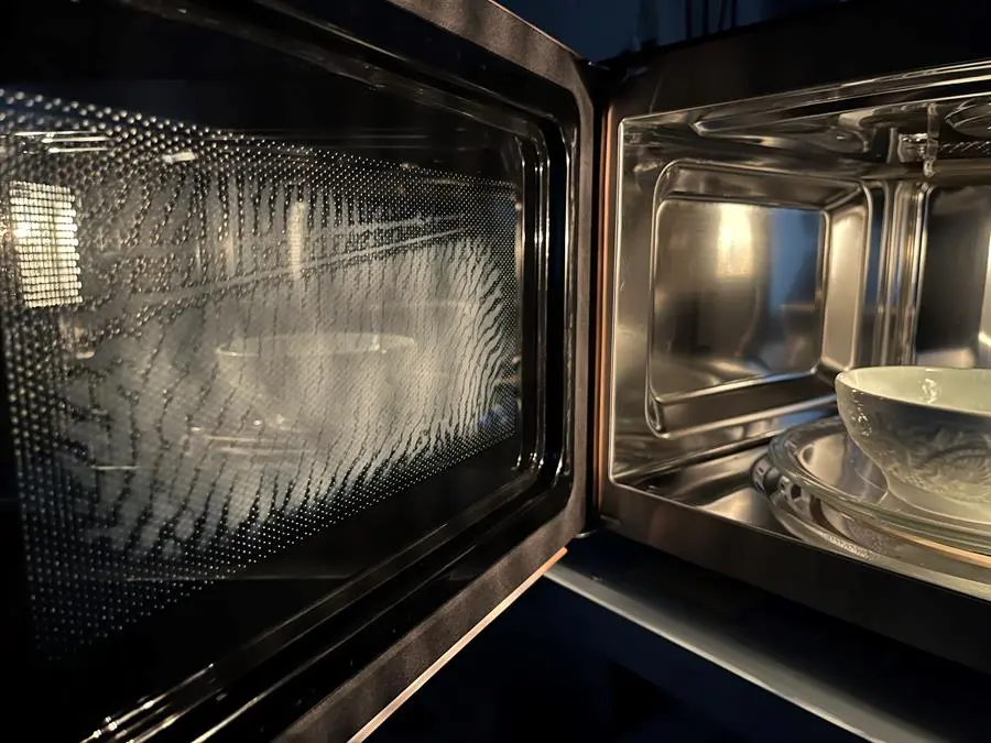 Khách hàng review Lò vi sóng có nướng Electrolux EMC25D59EB 25 lít 2
