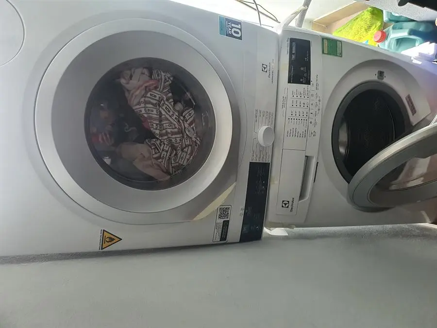 Khách hàng review Máy sấy thông hơi Electrolux UltimateCare 8.5 kg EDV854J3WB 6