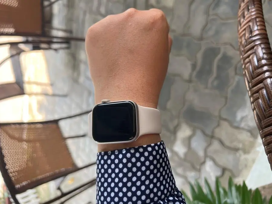 Khách hàng review Đồng hồ thông minh Apple Watch SE 2022 GPS 40mm viền nhôm dây thể thao 23