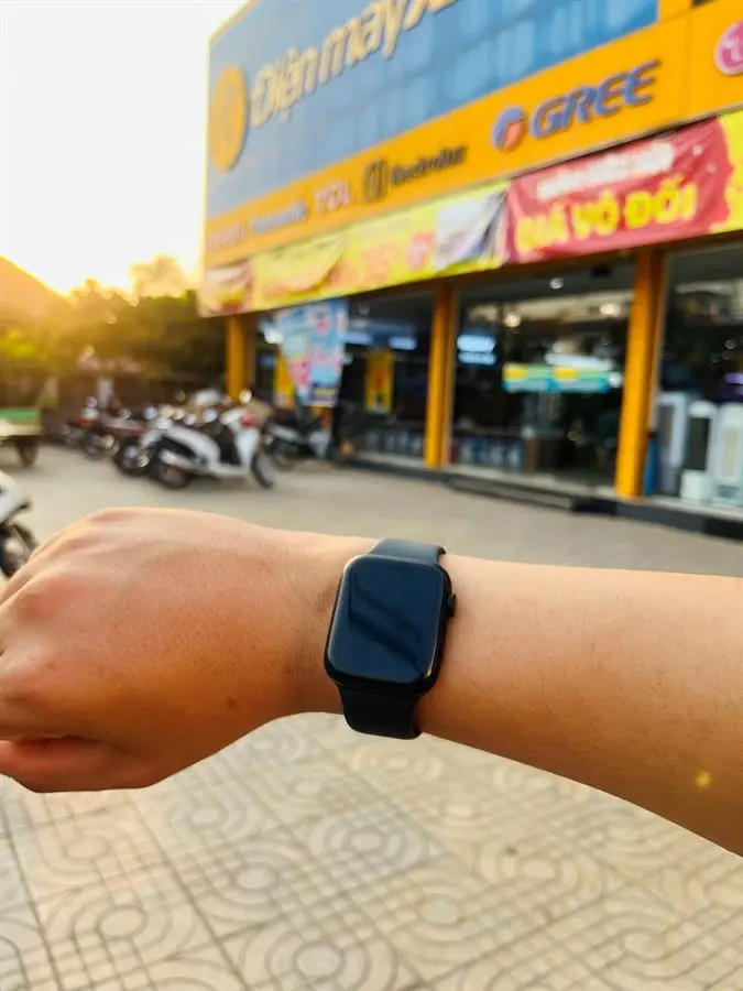 Khách hàng review Đồng hồ thông minh Apple Watch SE 2022 GPS 44mm viền nhôm dây thể thao 8