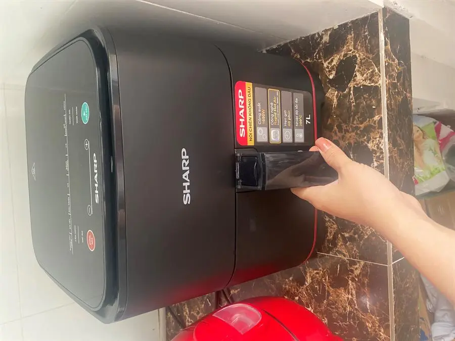 Khách hàng review Nồi chiên không dầu Sharp 7 lít KF-AF70EV-BK 15